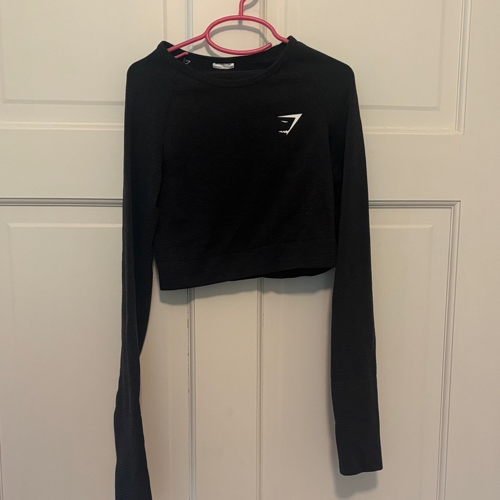 Black gym shark cropped workout top